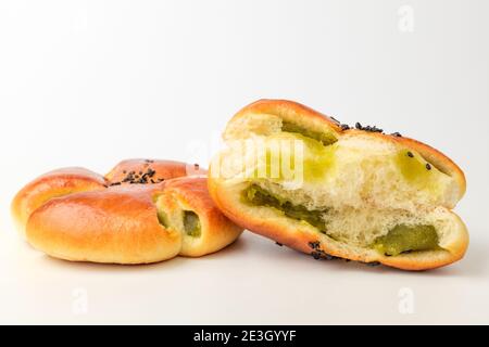 Erbsensedimentbrot auf weißem Hintergrund Stockfoto