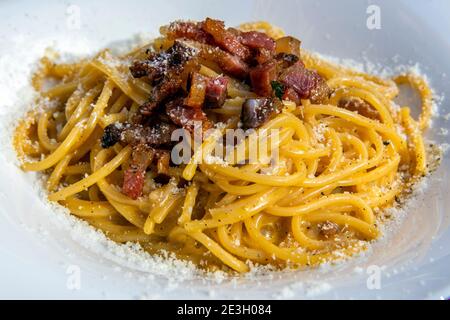 Spaghetti Carbonara serviert in einem Restaurant in Rom, Latium, Italien Stockfoto