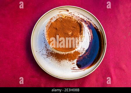 Tiramisu-Dessert mit Kaffeegeschmack in einem Restaurant in Mailand, Lombardei, Italien serviert Stockfoto