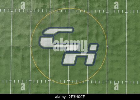 Eine detaillierte Ansicht des Chino Hills High School Logo auf dem Mittelfeld des Fußballfeldes, Sonntag, 17. Januar 2021, in Chino Hills, Kalifornien. Stockfoto