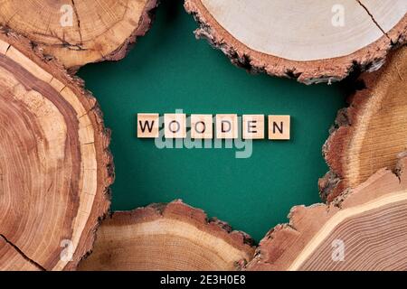 Das Wort Holz aus Würfeln. Stockfoto