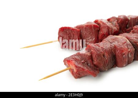 Spieße mit rohem Fleisch isoliert auf weißem Hintergrund Stockfoto