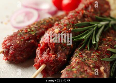 Roher lula Kebab, Kräuter und Gewürze, Nahaufnahme Stockfoto