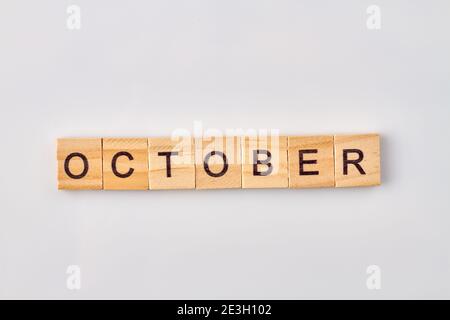 Oktober Wort auf Holzklötze geschrieben. Stockfoto