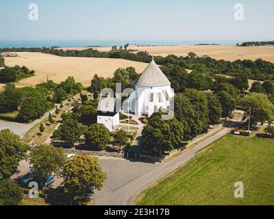 Luftaufnahme der Osterlars Kirche auf Bornholm, Dänemark Stockfoto