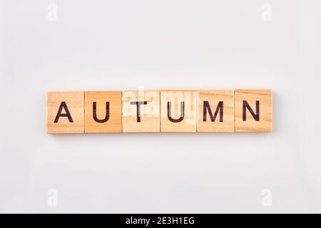 Herbstwort auf Holzblock geschrieben. Stockfoto