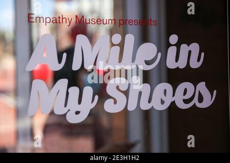 (210119) -- SYDNEY, 19. Januar 2021 (Xinhua) -- das Foto vom 18. Januar 2021 zeigt die Ausstellung "A Mile in My Shoes" in Sydney, Australien. Es gibt ein altes Sprichwort, das sagt: "Beurteile nie jemanden, bis du eine Meile in seinen Schuhen gelaufen bist." Jetzt haben Sydneysider die Chance, sich buchstäblich die Schuhe anderer anzuprobieren und ihren Geschichten zuzuhören. Im Rahmen des Sydney Festival 2021 arbeitet das Australian National Maritime Museum mit dem Empathy Museum in Großbritannien zusammen, um die hochgelobte Ausstellung "A Mile in My Shoes" in die Hafenstadt zu bringen. ZUM FEATURE: Preisgekrönte Ausstellung in Syd Stockfoto