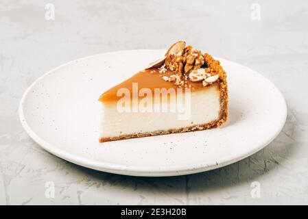 Käsekuchen mit gesalzenem Karamell und Nüssen. Stockfoto
