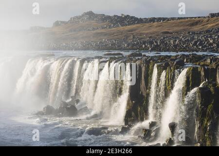 Selfoss, Wasserfall auf Insel, Wasserfall des Flusses Jökulsá á Fjöllum Gletscherfluß, Gletscherfluss, Jökulsárgljúfur-Nationalpark, Schlucht Jökulsá Stockfoto