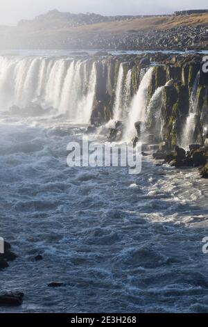 Selfoss, Wasserfall auf Insel, Wasserfall des Flusses Jökulsá á Fjöllum Gletscherfluß, Gletscherfluss, Jökulsárgljúfur-Nationalpark, Schlucht Jökulsá Stockfoto