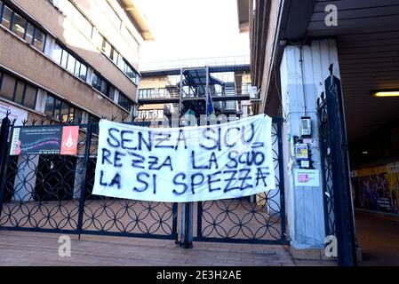 Roma, lunedì 18 gennaio 2021, riapertura in presenza delle scuole medie superiori, ma senza studenti che si rifiutano di entrare in scuole non allineate e sicure al contrasto della pandemia da Covid 19. Stockfoto