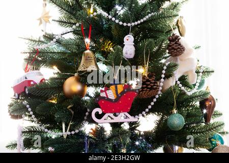 Hinterleuchtete Weihnachtsbaum mit Weihnachtsbaum Dekorationen in der genommen Tageszeit Stockfoto