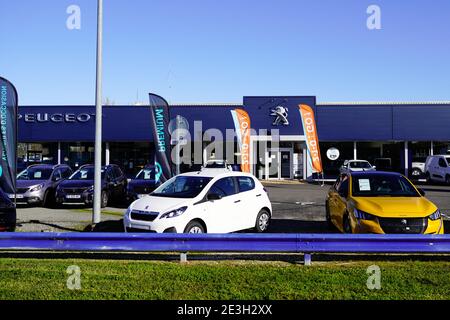 Bordeaux , Aquitaine Frankreich - 11 21 2020 : Peugeot Autohaus geparkten Laden Logo auf Gebäude Garage des französischen Automobilherstellers Stockfoto