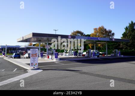 Bordeaux , Aquitaine Frankreich - 11 21 2020 : Leclerc Logo und Schild vor der Tankstelle Speicher E.Leclerc Shop Supermarkt Stockfoto