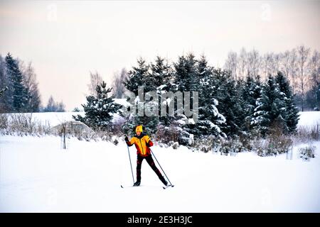 Kinder- oder Kinderskifahrer nordisches Langlaufen auf einer Piste in schöner Winterwunderland-Landschaft im Winter im Wald, Outdoor-Sport, gesundes Leben Stockfoto