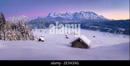 Schönes Panorama der rosa Farben der Winterlandschaft in der Berge Stockfoto