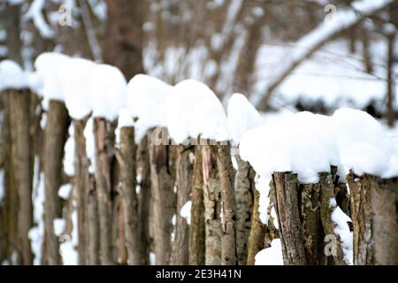 Alte Holzzäune, Verteidigung oder Tor von Schnee nach großen Schneefall bedeckt Stockfoto