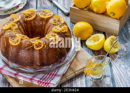 Zitronen- und Mohnkuchen mit kandierten Fruchtscheiben Und Zitronenglasur Stockfoto