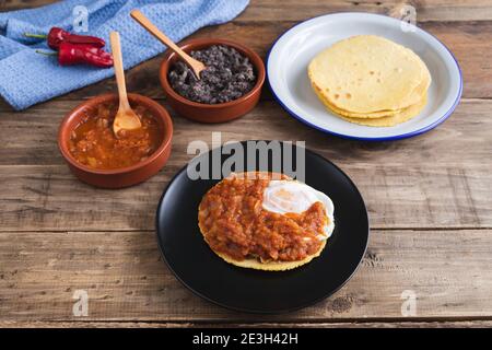 Huevos Rancheros Gericht, mexikanisches Frühstück auf einem Holzsockel. Mexikanische Küche. Speicherplatz kopieren. Stockfoto