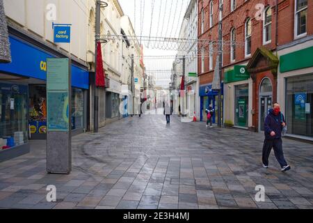 Ein nahe verlassenes Haupteinkaufsviertel der Strand Street in Douglas, Isle of man während einer dreiwöchigen Sperre für Covid im Januar 2021 Stockfoto