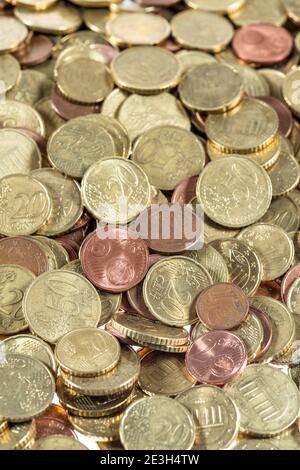 Münzen, Euro-Münzen, Cent-Münzen, ein Cent, zwei Cent, fünf Cent, zehn Cent, zwanzig Cent, fünfzig Cent, Geldmünzen, Stockfoto