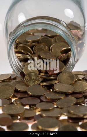Münzen, Euro-Münzen, Cent-Münzen, ein Cent, zwei Cent, fünf Cent, zehn Cent, zwanzig Cent, fünfzig Cent, Geldmünzen, gesammelt in einem Vorratsbehälter, Stockfoto