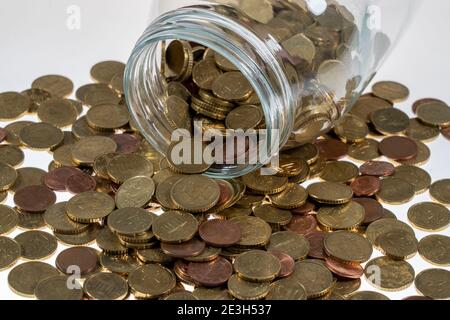 Münzen, Euro-Münzen, Cent-Münzen, ein Cent, zwei Cent, fünf Cent, zehn Cent, zwanzig Cent, fünfzig Cent, Geldmünzen, gesammelt in einem Vorratsbehälter, Stockfoto