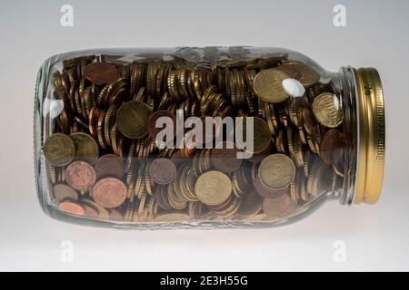 Münzen, Euro-Münzen, Cent-Münzen, ein Cent, zwei Cent, fünf Cent, zehn Cent, zwanzig Cent, fünfzig Cent, Geldmünzen, gesammelt in einem Vorratsbehälter, Stockfoto