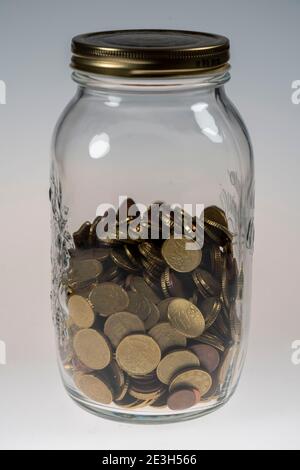 Münzen, Euro-Münzen, Cent-Münzen, ein Cent, zwei Cent, fünf Cent, zehn Cent, zwanzig Cent, fünfzig Cent, Geldmünzen, gesammelt in einem Vorratsbehälter, Stockfoto