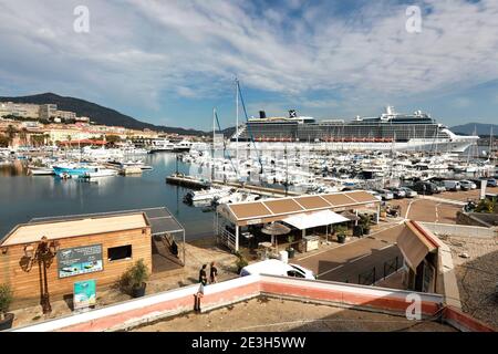 Ajaccio (zentral-westlich Korsika). 2019/09/16. Celebrity Silhouette, ein Kreuzfahrtschiff der Solstice-Klasse, das von Celebrity Cruises im Tino Rossi Marin betrieben wird Stockfoto