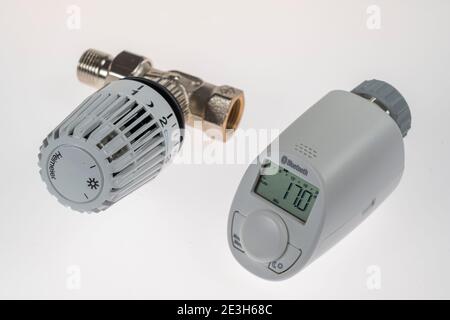 Heizthermostate, digitale und manuelle Thermostate, für die Heizungsregelung an Heizungsanlagen, Stockfoto