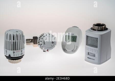 Heizthermostate, digitale und manuelle Thermostate, für die Heizungsregelung an Heizungsanlagen, Stockfoto