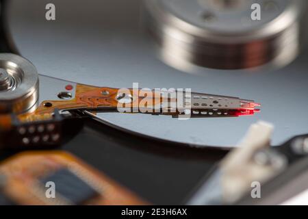 Computer-Festplatte, geöffnet, Lese-Schreib-Kopf auf der Speicherplatte. Symbolbild, Stockfoto