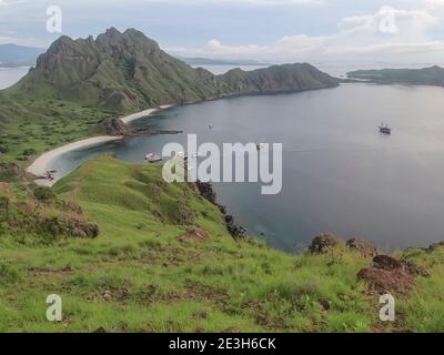 Toller Blick auf die Bucht von Padar Island und den rosa Strand, von Komodo Island, Komodo Nationalpark, Labuan Bajo, Flores, Indonesia.Travel Konzept, tropischer Urlaub Stockfoto