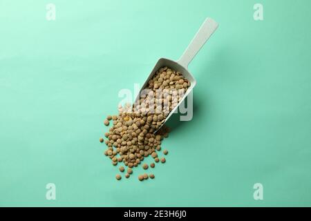 Schaufel mit Hülsenfrüchten auf Minze Hintergrund, Draufsicht Stockfoto