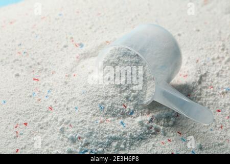 Schaufel mit Waschpulver auf Waschpulver Hintergrund Stockfoto