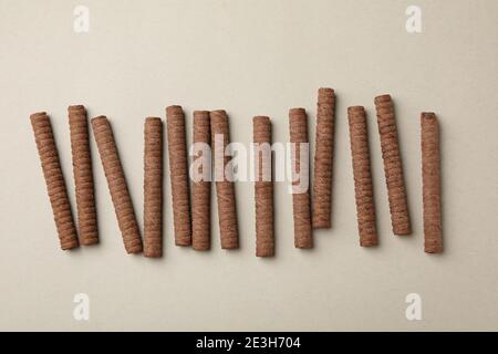 Schokoladen-Waffelrollen auf grauem Hintergrund, Draufsicht Stockfoto