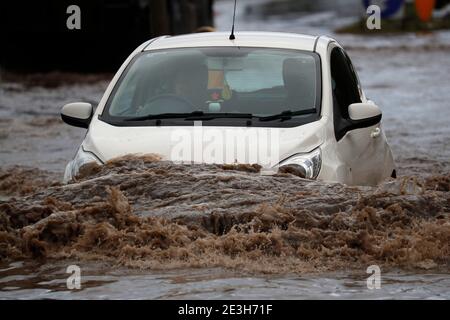 Hathern, Leicestershire, Großbritannien. Januar 2021. Wetter in Großbritannien. Ein Auto wird durch Hochwasser gefahren, nachdem er gewarnt hatte, dass Sturm Christoph weite Überschwemmungen in Teile Englands bringen wird. Credit Darren Staples/Alamy Live News. Stockfoto