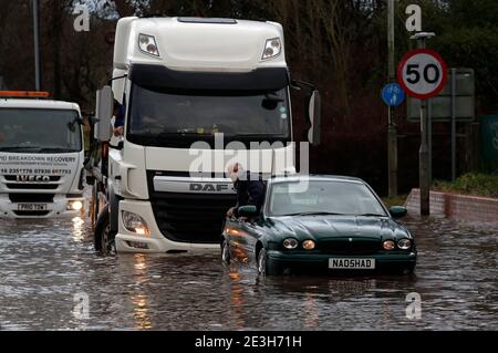 Hathern, Leicestershire, Großbritannien. Januar 2021. Wetter in Großbritannien. Ein Mann klettert aus seinem Auto, nachdem er im Hochwasser gestrandet ist. Sturm Christoph wird weite Überschwemmungen in Teilen Englands bringen. Credit Darren Staples/Alamy Live News. Stockfoto