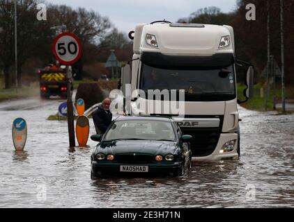 Hathern, Leicestershire, Großbritannien. Januar 2021. Wetter in Großbritannien. Ein Mann klettert aus seinem Auto, nachdem er im Hochwasser gestrandet ist. Sturm Christoph wird weite Überschwemmungen in Teilen Englands bringen. Credit Darren Staples/Alamy Live News. Stockfoto