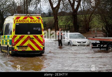 Hathern, Leicestershire, Großbritannien. Januar 2021. Wetter in Großbritannien. Ein Bergungsfahrer bereitet sich darauf vor, ein Auto aus dem Hochwasser zu ziehen. Sturm Christoph wird weite Überschwemmungen in Teilen Englands bringen. Credit Darren Staples/Alamy Live News. Stockfoto