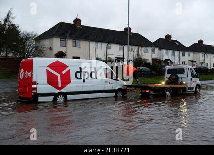 Hathern, Leicestershire, Großbritannien. Januar 2021. Wetter in Großbritannien. Ein Bergungsfahrer bereitet sich darauf vor, einen dpd Lieferwagen aus dem Hochwasser zu ziehen. Sturm Christoph wird weite Überschwemmungen in Teilen Englands bringen. Credit Darren Staples/Alamy Live News. Stockfoto