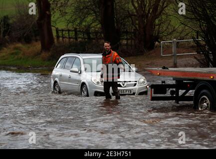 Hathern, Leicestershire, Großbritannien. Januar 2021. Wetter in Großbritannien. Ein Bergungsfahrer bereitet sich darauf vor, ein Auto aus dem Hochwasser zu ziehen. Sturm Christoph wird weite Überschwemmungen in Teilen Englands bringen. Credit Darren Staples/Alamy Live News. Stockfoto