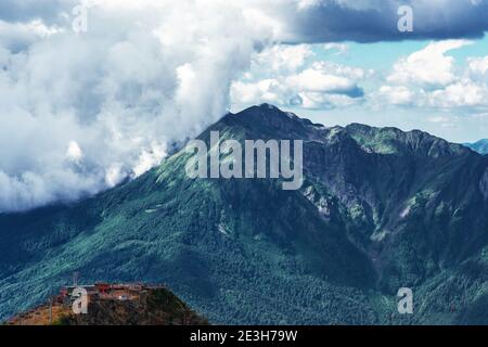 Schöne Berglandschaft, Gelände mit Gipfeln und Tälern, ein epischer Blick auf die Bergkette und die Wolken darüber. Stockfoto