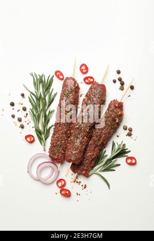 Roher lula Kebab, Kräuter und Gewürze auf weißem Hintergrund Stockfoto