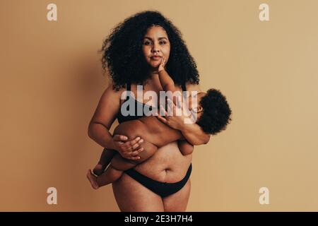 Postpartale Mutter stillt ihr Baby. Afrikanische Frau stillt ihr Baby. Stockfoto