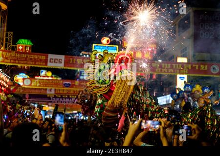 Abendlicher Drachentanz während der Feierlichkeiten zum chinesischen Neujahr (oder zum Mondneujahr) in Bangkoks Chinatown, Thailand. Stockfoto