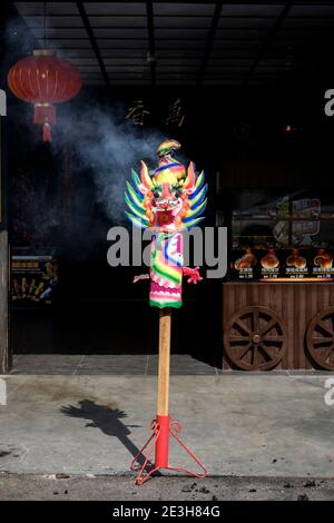 Ein traditioneller Drache Joss Stick brennend. Diese Angebote können vor Häusern, Geschäften und Tempeln während der traditionellen chinesischen Festivals gefunden werden. Stockfoto