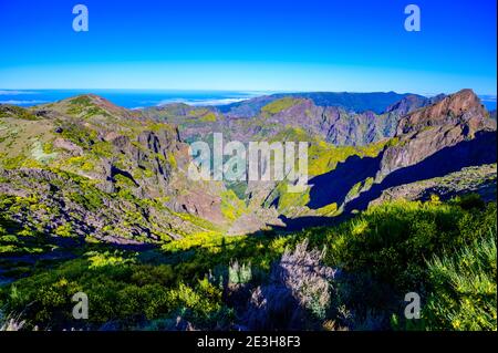 Schöne Aussicht vom Berg 'Pico do Arieiro' - Wanderweg zum Pico Ruivo auf der tropischen Insel Madeira. Fußweg PR1 - Vereda do Areeiro - Paradies t Stockfoto