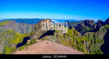 Schöne Aussicht vom Berg 'Pico do Arieiro' - Wanderweg zum Pico Ruivo auf der tropischen Insel Madeira. Fußweg PR1 - Vereda do Areeiro - Paradies t Stockfoto